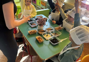 dzieci robią placuszki