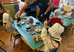 dzieci robią placuszki