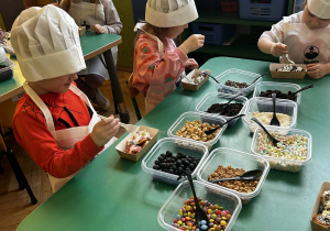 dzieci robią placuszki