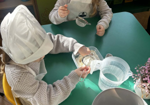 dzieci robią placuszki