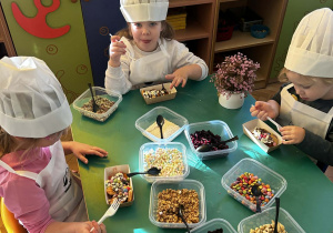 dzieci robią placuszki