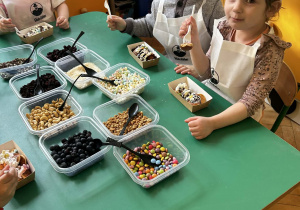 dzieci robią placuszki