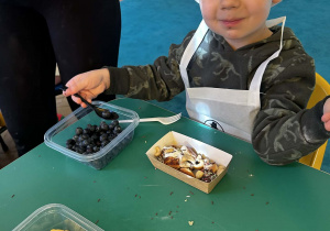 dzieci robią placuszki