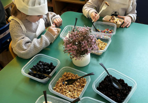 dzieci robią placuszki