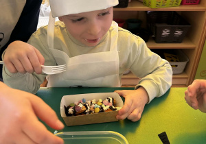 dzieci robią placuszki