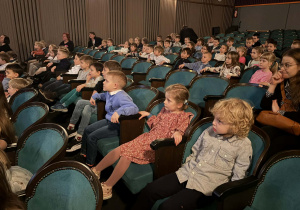 dzieci w teatrze