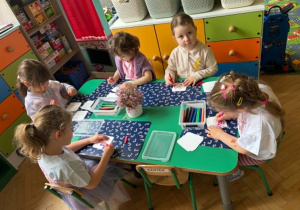 dzieci wykonują prezent dla mamy