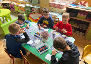 dzieci wykonują prezent dla mamy