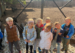 dzieci w zoo