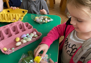 dzieci robią stroiki