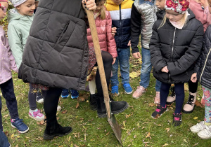 Dzieci sadzą drzewo