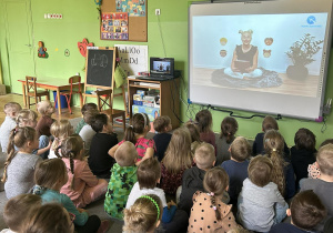 dzieci oglądają film edukacyjny