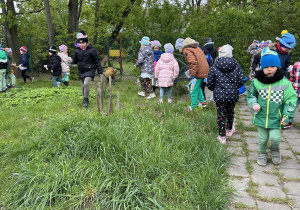 Dzieci sprzątają ziemię