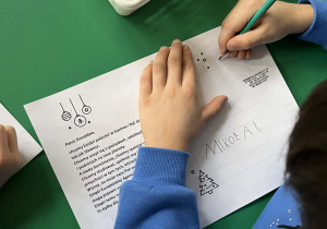 dzieci ozdabiają kartki